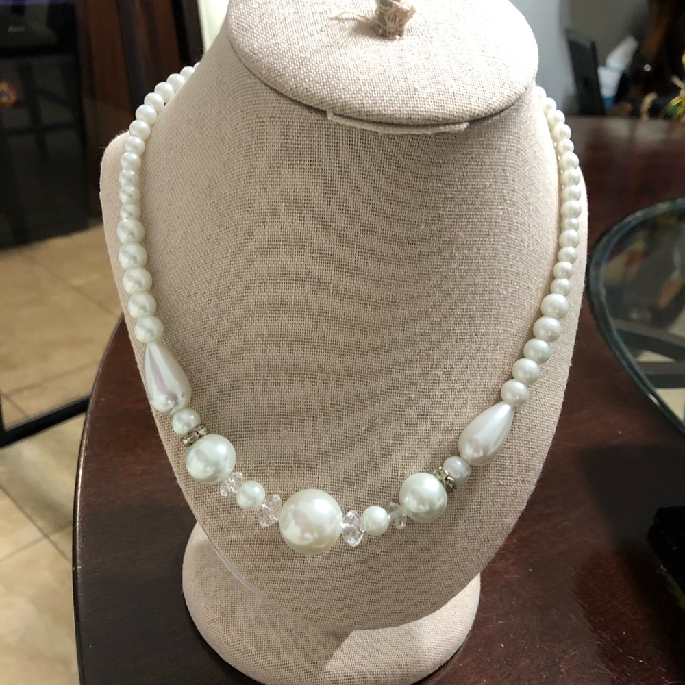 - - beautiful vintage pearl necklace